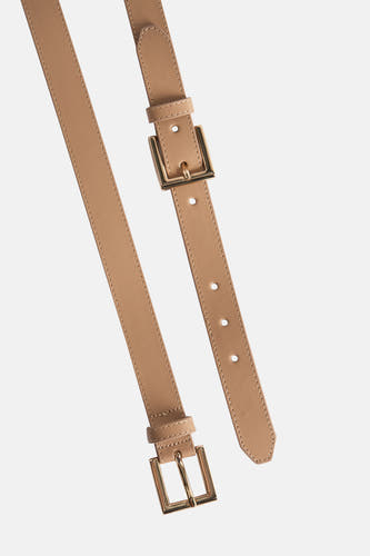 Taupe riem van Astrid Black Label, met goudkleurige gespen en stiksels.