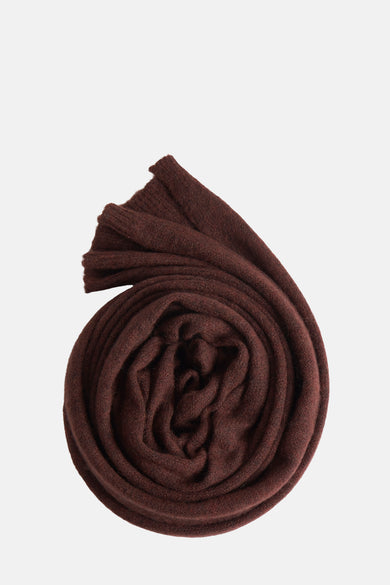 Bruine wintersjaal van Astrid Black Label, opgerold in spiraalvorm en met franjes aan de rand.