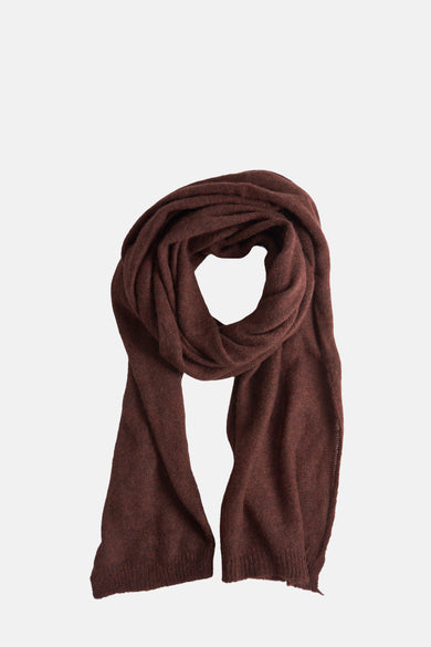 Bruine wintersjaal van Astrid Black Label met een zachte textuur en gedrapeerde styling.
