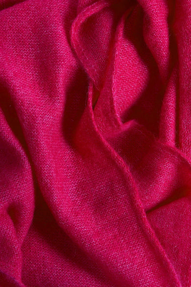 Chapeau d'hiver rose Astridid Black Label, avec une texture dou et et des plis pliés.
