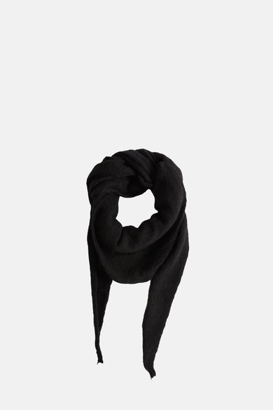 Zwarte sjaal van Astrid Black Label, geknoopt met hangende uiteinden.

