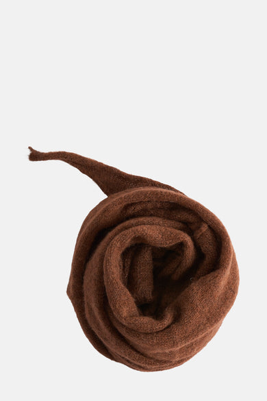 Oranje wintersjaal van Astrid Black Label, opgerold met punt aan de zijkant.
