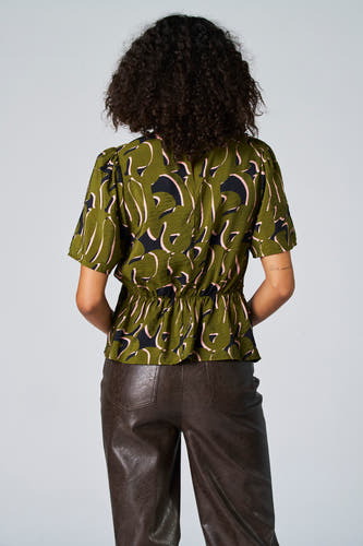 Groene blouse met korte mouwen van Astrid Black Label, met abstracte print in roze en zwart.
