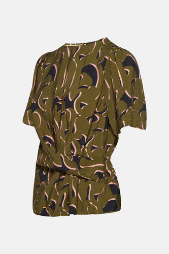 Blouse verte Astrid Black Label avec des motifs noirs et roses abstraits, des manches courtes et une coupe cintrée.