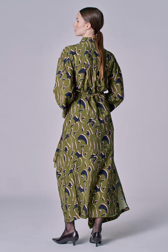 Groene kleedje met lange mouwen van Astrid Black Label, met abstract bladmotief en strikceintuur.