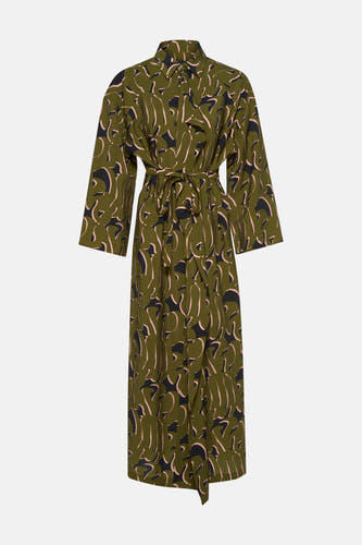 Groene jurk met lange mouwen van Astrid Black Label, met abstracte zwarte en roze patronen en een ceintuur.
