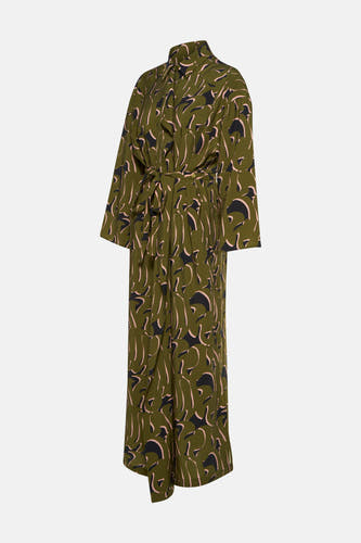 Groene jurk met lange mouwen van Astrid Black Label, met zwarte en roze abstracte print en ceintuur.
