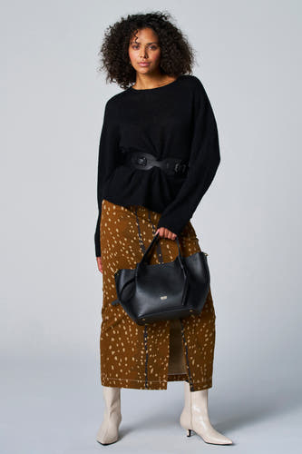 Bruine rok met stippen van Astrid Black Label, met een split en gecombineerd met een zwarte trui en witte laarsjes.
