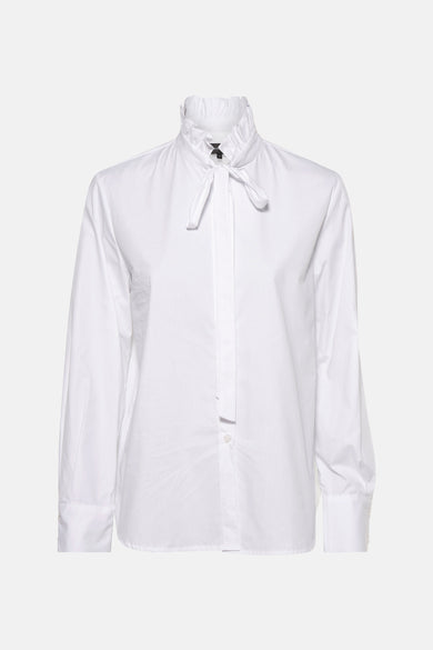 Witte blouse met lange mouwen van Astrid Black Label, met een opstaande kraag en strikdetail.

