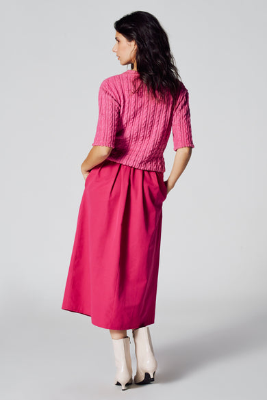 Robe rose à manches courtes d'Astrid Black Label, avec des plis et portée avec des bottes crème.