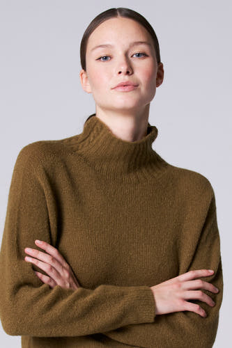 T-shirt à col rond vert Astrid Black Label, avec des manches croisées et une texture tr tricotée lisse.