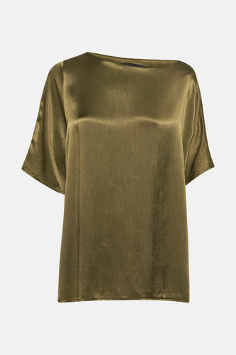 Groene blouse met korte mouwen van Astrid Black Label, met een subtiele glans en een rechte halslijn.
