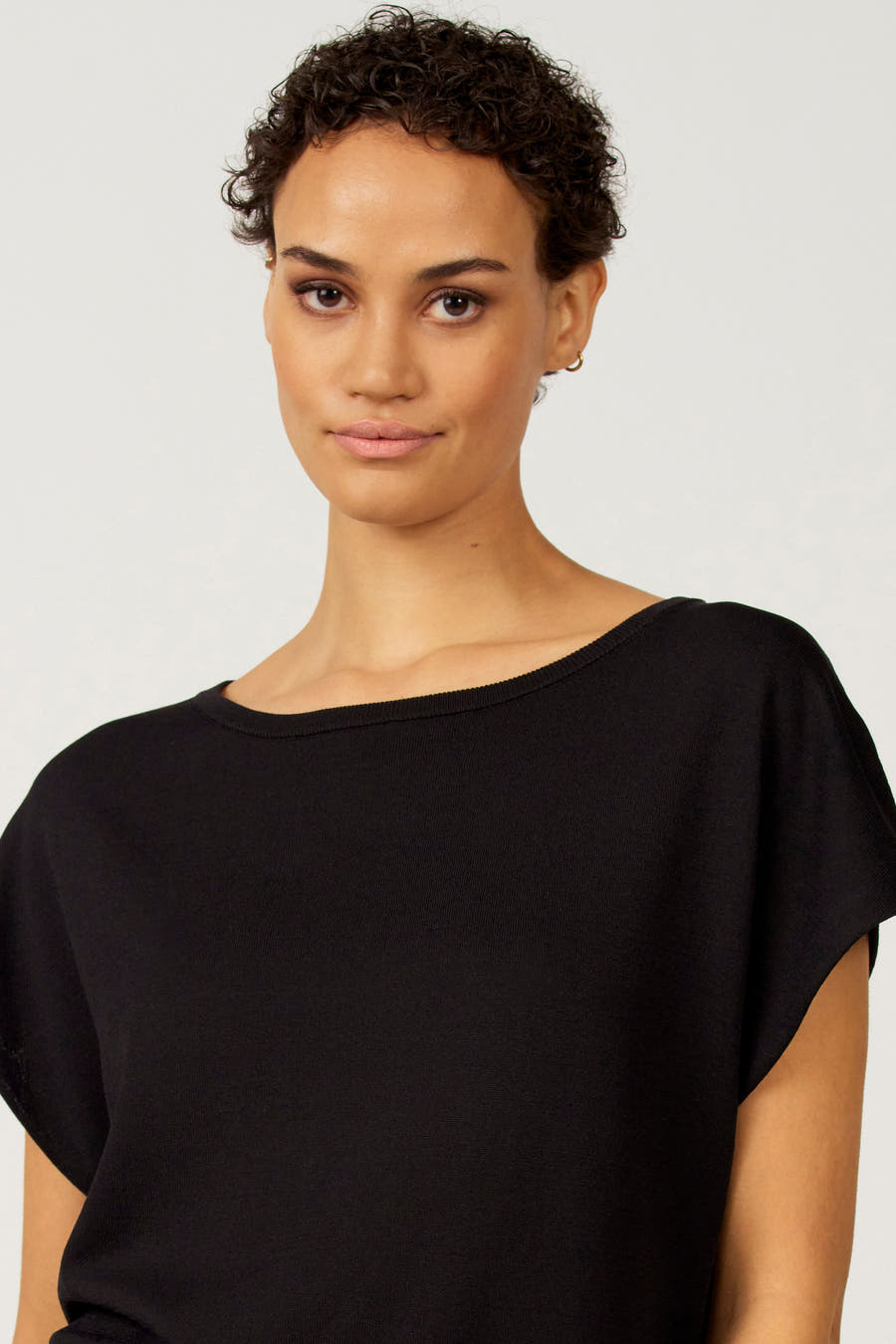 Zwarte trui met ronde hals van Astrid Black Label, met korte mouwen en fijne textuur.