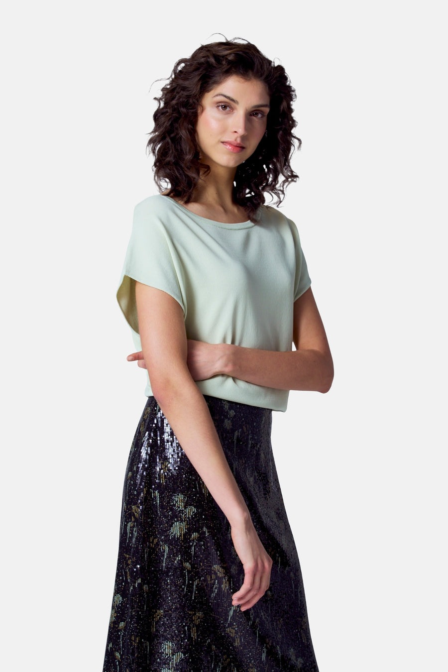 Groene trui met ronde hals van Astrid Black Label, gecombineerd met een glanzende rok met pailletten.