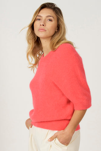 T-shirt rose avec col rond d'Astrid Black Label, à manches courtes et en douce texture.