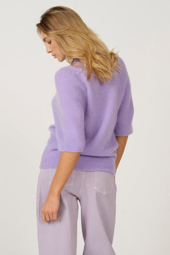 Paarse trui met ronde hals van Astrid Black Label, met korte mouwen, gecombineerd met een paarse broek.