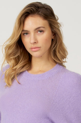 Pull noir avec col rond d'Astrid Black Label, en tissu doux.