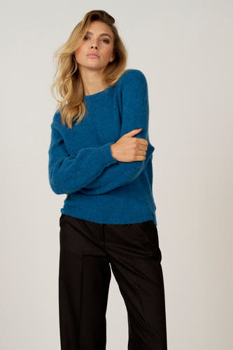 Blauwe trui met ronde hals van Astrid Black Label, gedragen met zwarte pantalon.