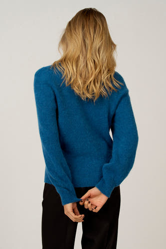 Blauwe trui met ronde hals van Astrid Black Label, met lange mouwen en gekruiste handen op de rug.
