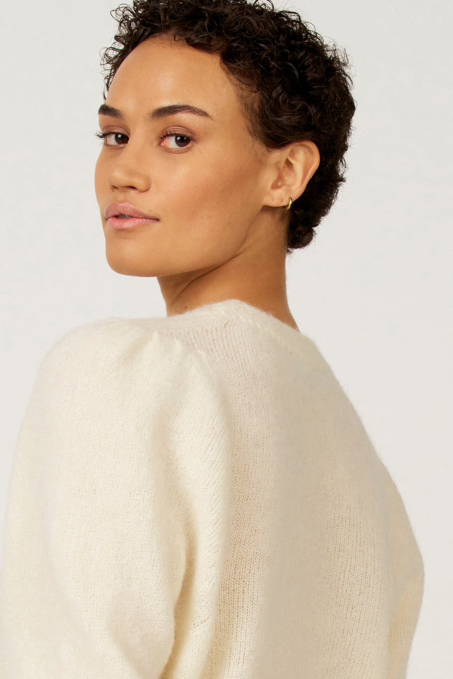 Ecrukleurige trui met ronde hals van Astrid Black Label, met een zachte textuur en pofmouwen.