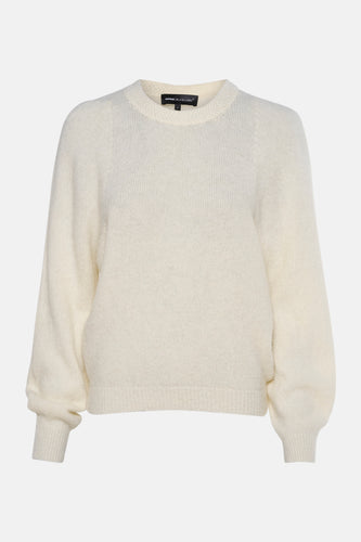 Ivoorwitte gebreide trui met lange pofmouwen.
