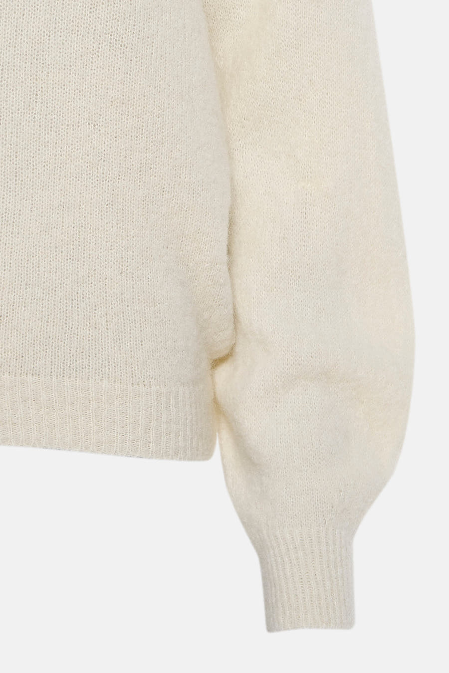 Ecru trui met ronde hals van Astrid Black Label, met lange pofmouw en fijne breistructuur.