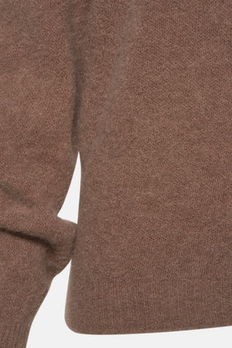 Taupe trui met ronde hals van Astrid Black Label, met een fijn gebreide textuur.
