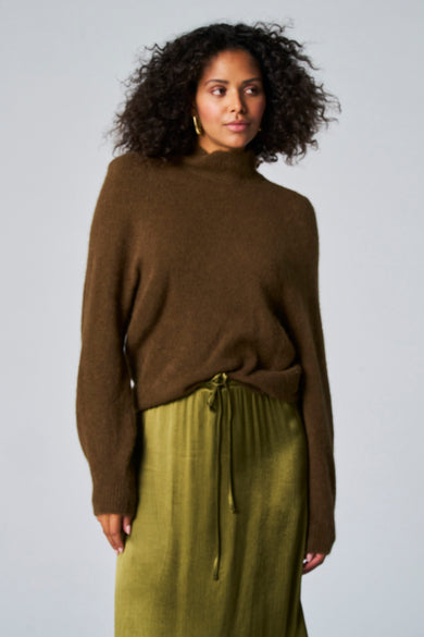 Gilet Kaki avec col montant d'Astrid Black Label, associé à une jupe en soie verte olive, dos.