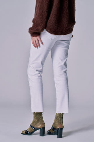 Jean 7/8 blanc d'Astrid Black Label, vu de derrière, avec des poches froncées et des chaussettes pailletées dorées.