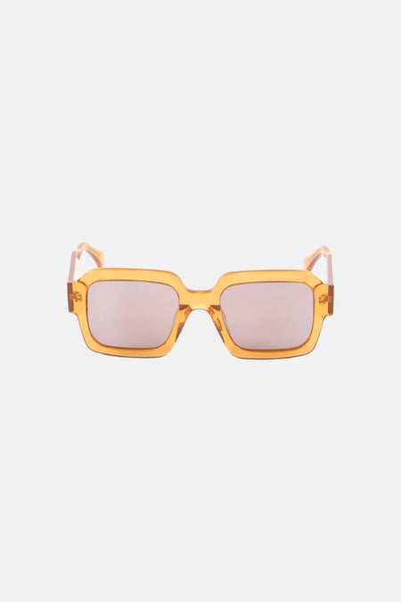 Oranje zonnebril van Astrid Black Label, met rechthoekige glazen en een montuur in dezelfde kleur.