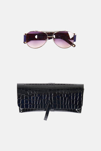 Paarse zonnebril van Astrid Black Label met een gouden montuur en blauwe details aan de zijkant.