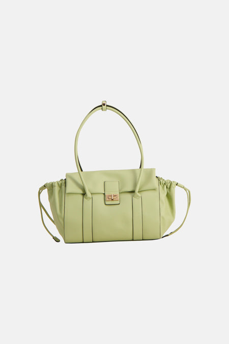 Groene schoudertas van Astrid Black Label met gouden sluiting en drawstring detail aan de zijkanten.