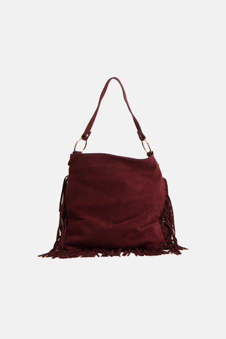 Bordeaux schoudertas van Astrid Black Label, met gouden ringen en lange franjes.
