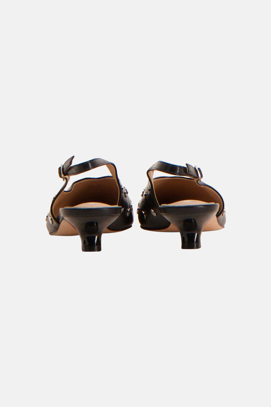 Zwarte pumps van Astrid Black Label, gezien van achteren, met kleine hak en versierde details.