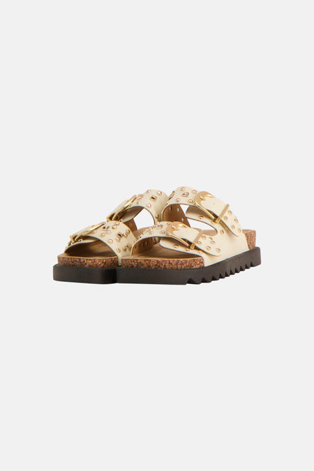 Pantoufles beiges Astrid Black Label avec double bride et clous, vues de dos.
