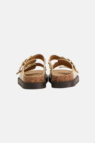 Beige pantoffels van Astrid Black Label met dubbele bandjes en studs, gezien van achteren.
