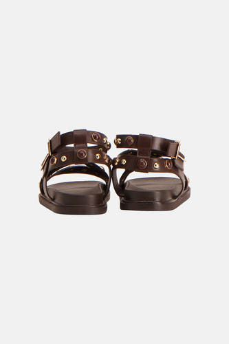 Bruine sandalen van Astrid Black Label met bandjes, gouden details en studs.
