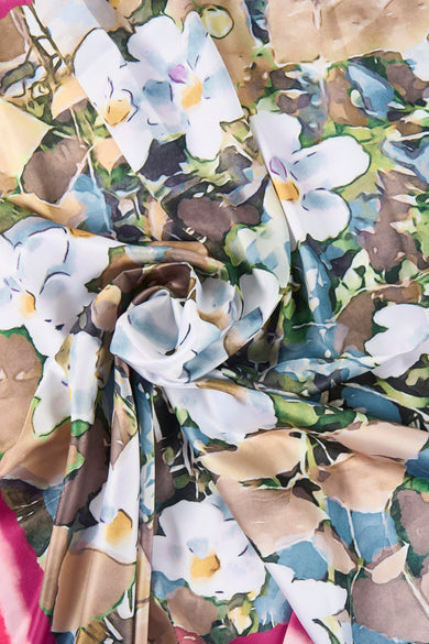 Multikleurige zomersjaal van Astrid Black Label met een bloemenprint en gedrapeerde stof.
