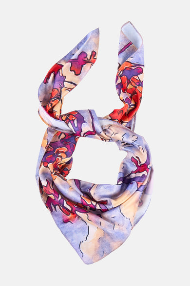 Multikleurige zomersjaal van Astrid Black Label met een abstract, bont patroon en geknoopte presentatie.
