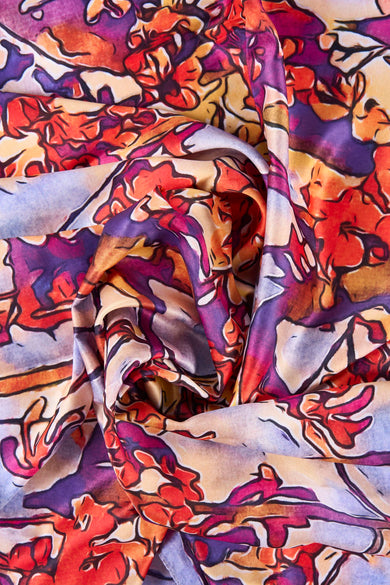 Multicolor zomersjaal van Astrid Black Label, met abstract bloemenpatroon en gedraaide textuur.

