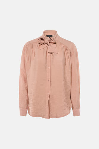 Chemisier rose à manches longues d'Astrid Black Label, avec col à nœud, texture froissée et fermeture boutonnée sur le devant.