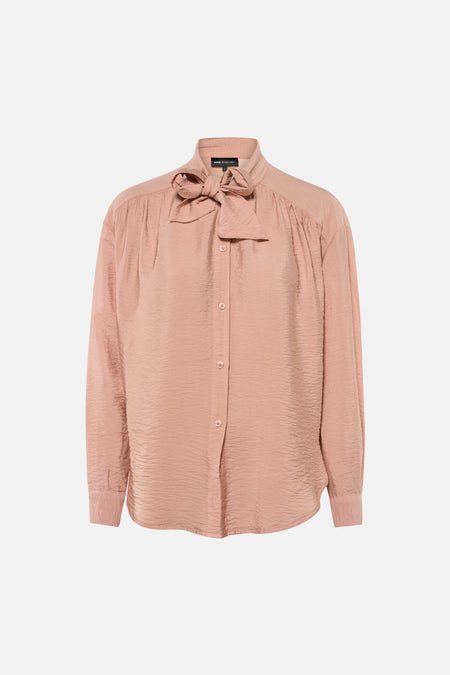 Roze blouse met lange mouwen van Astrid Black Label, met strikkraag, gekreukelde textuur en knoopsluiting aan de voorkant.