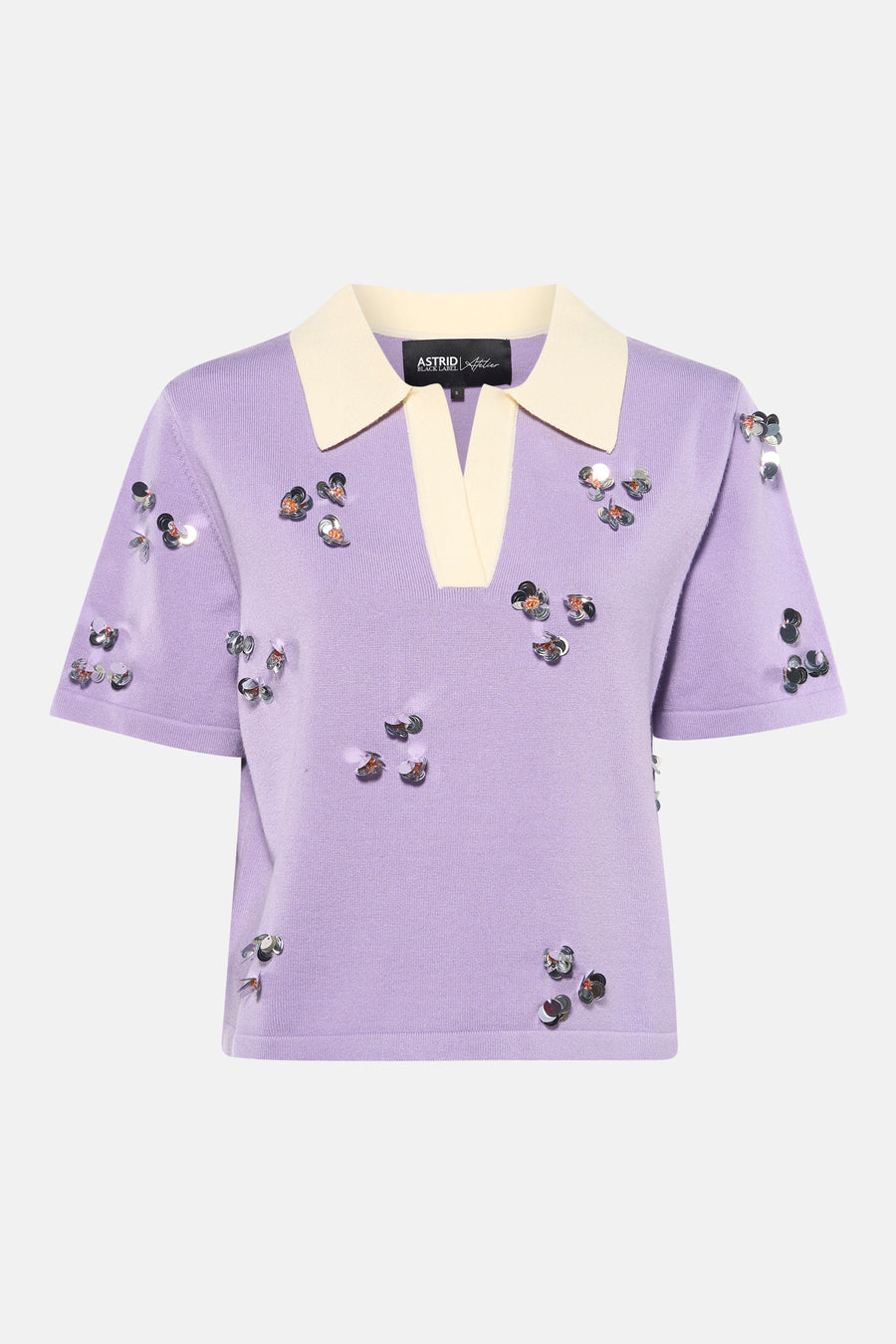 Paarse gebreide polo met korte mouwen van Astrid Black Label, met crèmekleurige kraag, V-hals en zilverkleurige bloemvormige pailletten.