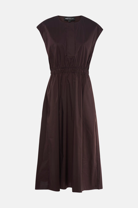 Bruin mouwloos kleedje van Astrid Black Label met ronde hals en elastische taille.