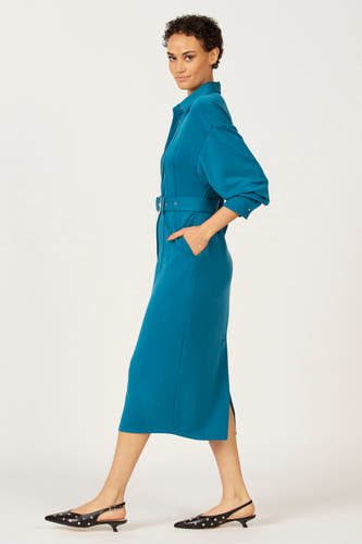 Robe bleue à longues manches d'Astrid Black Label, avec ceinture et poche po, vue de dos.
