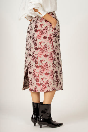 Roze rok van Astrid Black Label met bloemenprint, zijsplit en steekzak.
