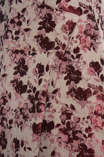 Roze rok van Astrid Black Label, met een bloemmotief en een subtiele textuur.