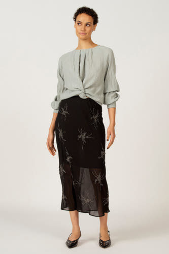 Blauw blouse met lange mouwen van Astrid Black Label, met gedrapeerde knoopdetail en gerimpelde textuur.