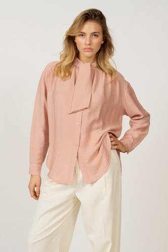 Blouse rose à longues manches d'Astrid Black Label, avec une texture soyeuse et une coupe décontractée et élégante.