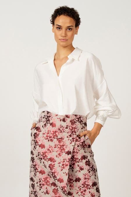 Wit hemd met lange mouwen van Astrid Black Label, met zilveren details op de manchetten.